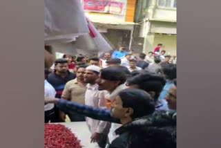 Maharashtra trader tackles protesters