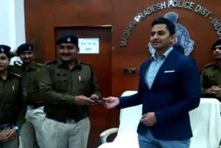 police-returned-150-stolen-mobile-phones-to-people-in-indore