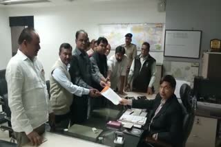 kheda-district-congress-bakshpanch-morcha-gave-application-to-collector-on-lok-rakshak-dal-circular