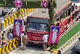 Bus stuck on the new bridge in coimbatore 100 feet road