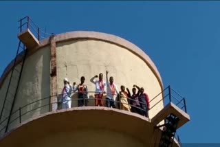 ग्रामीण चढ़े टंकी पर, villagers climbed tank