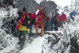 groom walking for 4kms for his marriage during snowfall