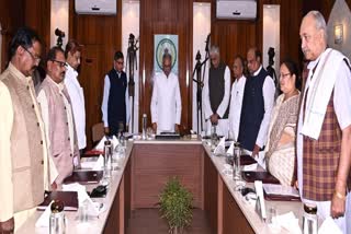 Tribute paid to Mahatma Gandhi before cabinet meeting in raipur