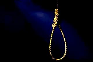 father attacked his son and hanged himself in durg