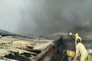 Delhi fire  Rohini area  fire at delhi factory  ഡല്‍ഹിയില്‍ കസേര നിർമാണ ഫാക്ടറിയിൽ തീപിടിത്തം