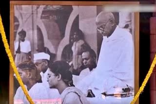 tribute to mahatma gandhi by singing his loving bhajan in delhi