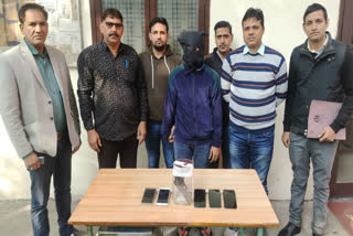 delhi police arrested a miscreants involved in many theft case