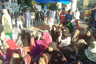 women protested against delhi police and indian government at jamia