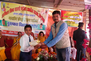 Prizes were distributed to children in Narsinghpur