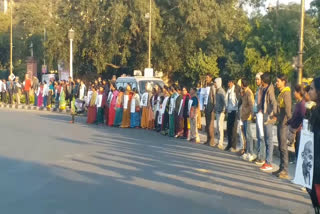 स्टैचू सर्किल पर मानव श्रंखला, Human chain on statue circle