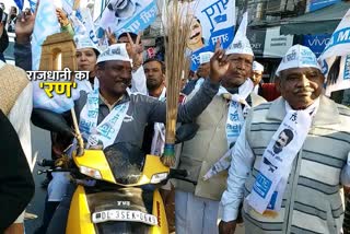 AAP workers flout traffic rules in Delhi Elections 2020