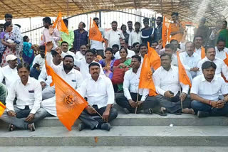 bjp leaders protest at vemulawada temple in rajanna siricilla district