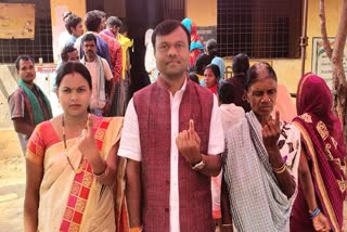 MP deepak baij casted vote with his family in jagdalpur