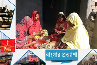 বিড়ি বাঁধতে ব্যস্ত শ্রমিক