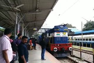 Kozhikode - Kannur passenger  കോഴിക്കോട് - കണ്ണൂർ പാസഞ്ചർ  യാത്രക്കാരെ ദുരിതത്തിലാക്കി കോഴിക്കോട് - കണ്ണൂർ പാസഞ്ചർ ഷൊർണൂർ വരെ നീട്ടുന്നു  ഷൊർണൂർ  Shornur