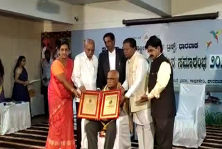 SL Bhairappa won Bendre award!