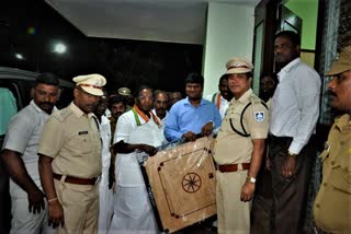 காரைக்கால் மாவட்ட ஆட்சியர் புதுச்சேரி முதல்வருக்கு வரவேற்பு காரைக்கால் மாவட்ட ஆட்சியர் விக்ரந்த் ராஜா புதுச்சேரி முதலமைச்சர் Kariakal Collector Welcome to Puducherry CM Puducherry CM Karaikal District Collector Vikrant Raja