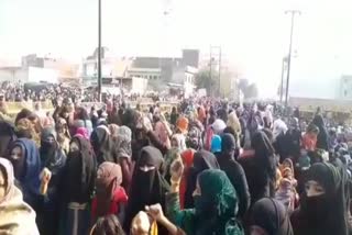 women protest against caa in a aligarh's shah jamal locality