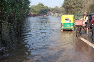 Delhi: Pipeline burst on MB Road, Traffic divert