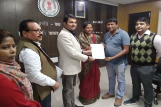 Collector gave certificate to elected members of Zilla Panchayat