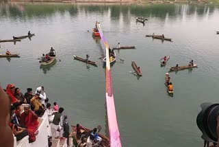 devotees-offer-prayers-on-narmada-jayanti-and-climb-chunri-in-mandla