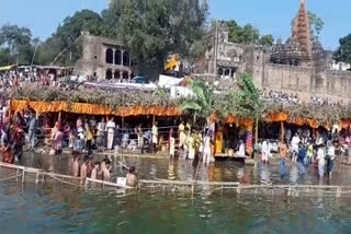 devotees-gathered-at-nabhikund-in-dewas