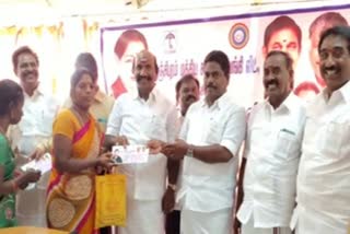 காஞ்சிபுரம்: கூட்டுறவு வங்கியில் வாடிக்கையாளர்களாக உள்ள 160 பேருக்கு தொழில் தொடங்கிட, ருபாய் ஒரு கோடியே 50 ஆயிரம் ரூபாய் கடனுதவியை, அமைச்சர் பெஞ்சமின் வழங்கினார்.