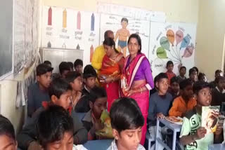 Children celebrated Narmada Jayanti by distributing pen coffee and toffee in dewas