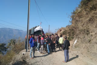 Truck hanging in the air, accident averted