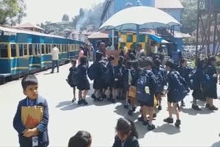 ஊட்டி மலை ரயில்  மேட்டுப்பாளையம் ஊட்டி மலை ரயில்  school students traveled in the nilgiri train