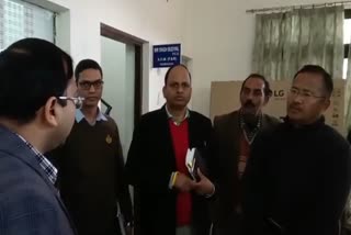 dehradun dm surprise inspection news, देहरादून जिलाधिकारी का निरीक्षण समाचार