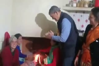 video-of-former-cm-harish-rawat-making-roti-goes-viral