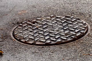 Sanitation worker dies while cleaning sewer in Delhi