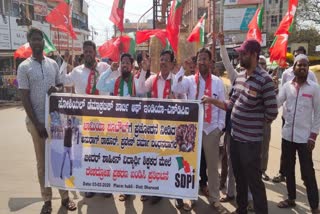 Protest in hubli for arrest Anurag Thakur and Pravesh Verma