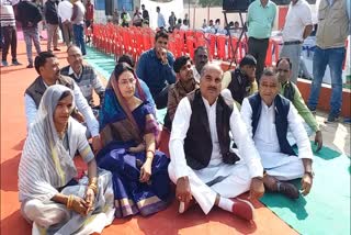 jila panchayat president and members protest
