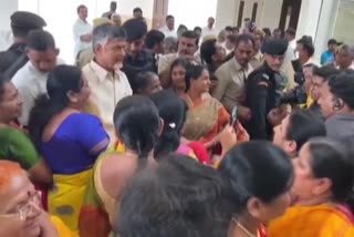 tdp-women-followers-grand-welcome-to-chandrababu