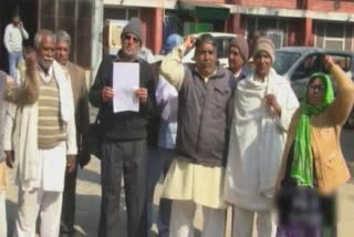 people of ambedkar colony protest about water problem in bhiwani