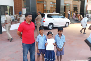 tasmac issue in salem, little school students petition to salem collector, போதை ஆசாமிகளிடம் இருந்து காப்பாற்றுங்கள், பள்ளிக் குழந்தைகள் ஆட்சியரிடம் கண்ணீர் மல்க புகார்