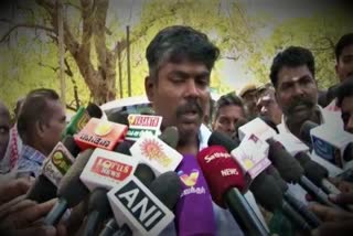 மதுரை ஆட்டோ ஓட்டுநர் தற்கொலை மதுரை ஆட்டோ ஓட்டுநர் தற்கொலைக்கு ரூ.25 லட்சம் இழப்பீடு மதுரை ஆட்டோ ஓட்டுநர்கள் போராட்டம் Madurai Auto Drivers Protest Madurai Auto Driver Suicide Demanding Rs 25 lakh compensation for Madurai auto driver's suicide