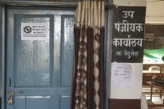 Tendukheda Registry Office has been locked for several days