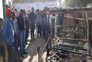 miscreants set fire to auto In Giridih