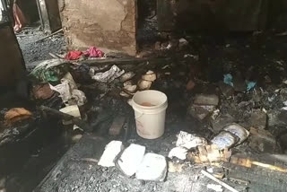 Thieves set fire to the house after stealing in Burari area!