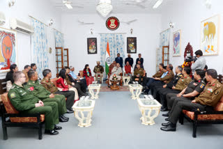 military-officials-of-national-defense-college-meet-governor-lalji-tandon-in-bhopal