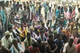 Hundreds of farmers reached collectorate to plead with token and gunny problem