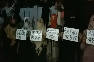 wonen protest with candle Zafarabad at delhi