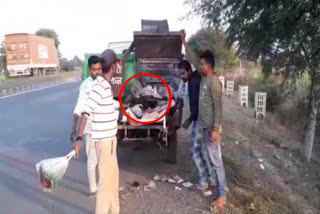 dead-body-sent-in-garbage-cart-for-postmortem-in-narsinghpur