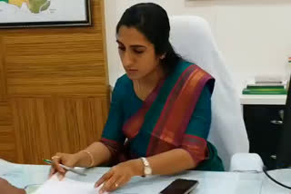 sruthi oja taken charge as jogulambha district collector