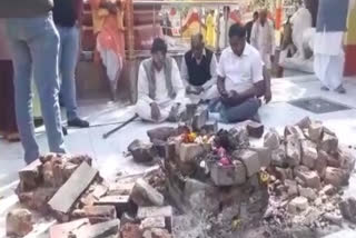 people-angry-on-breaking-havan-kund-of-bagulamukhi-temple-in-agar-malwa