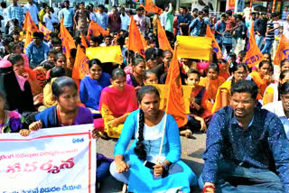 students dharna for scholarships  in hanmakonda