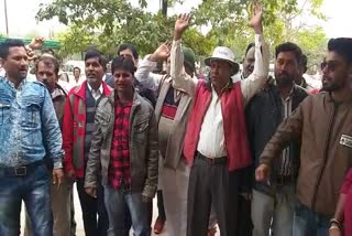 People reached collectorate to demand to remove liquor shop